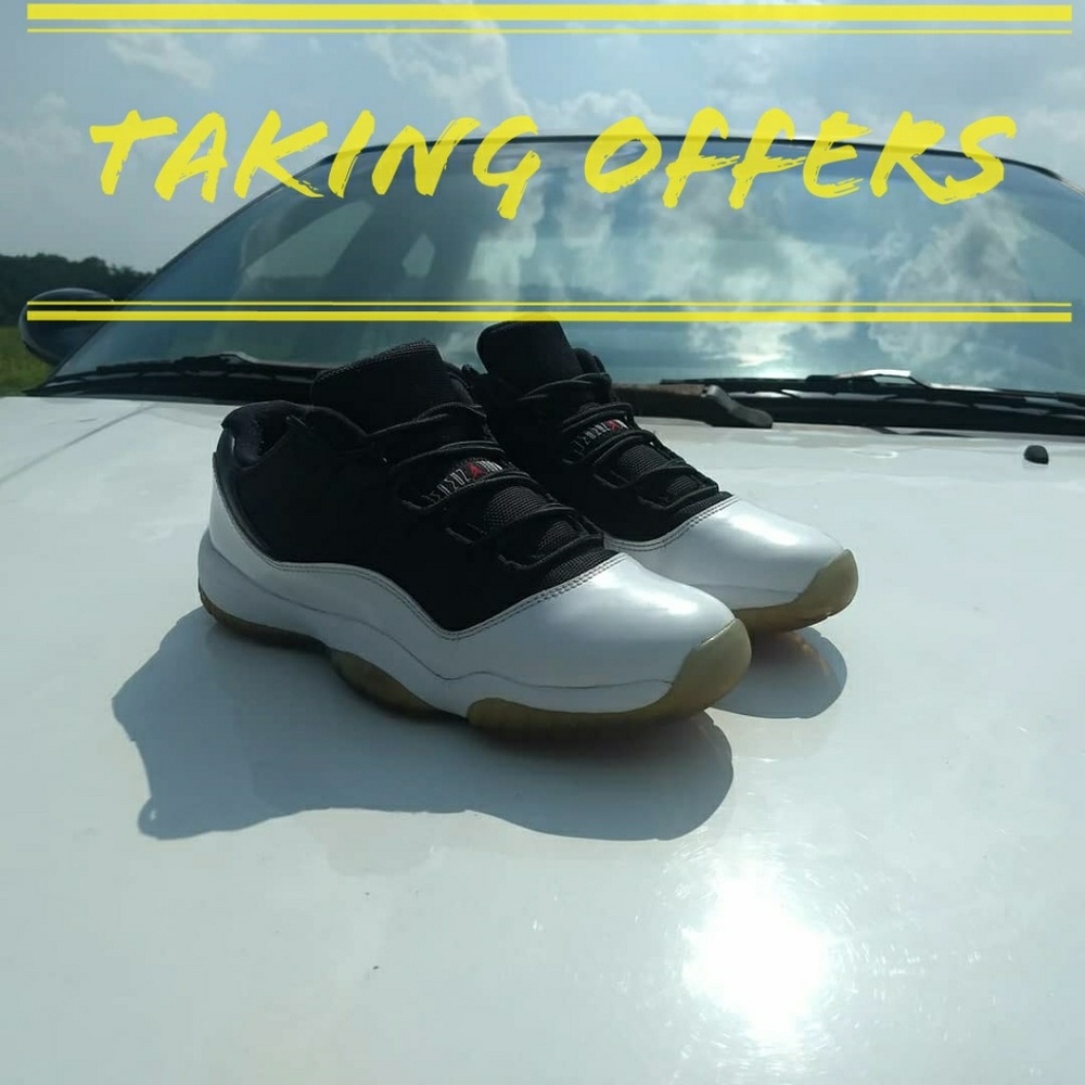 Air Jordan 11 low tuxedo retro